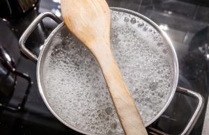 Voda z hrnce už vám nikdy na sporák nevyteče. Zapamatujte si babský trik a už nikdy nebudete muset plotýnky pracně umývat Voda v hrnci.