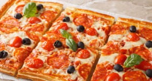 Párty pizza z listového těsta – bleskové pohoštění na plech (30 min) Párty pizza z listového těsta.