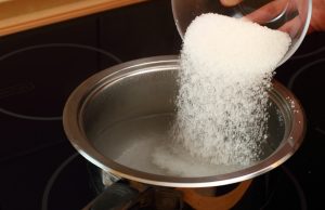 Babiččin trik: Jak oprášit chuť starých brambor – špetka cukru vrátí jejich vůni i hloubku Cukr se vysype do vody.