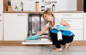 Tohle dělá většina lidí špatně: jednoduchý trik, jak vyčistit myčku do lesku za 30 minut Žena čistí vnitřní stranu dvířek myčky.