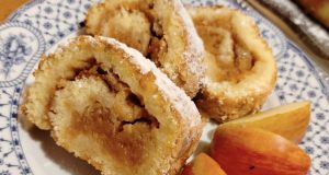 Obrácená jablečná roláda – bleskový moučník plný šťavnatých jablek