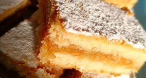 Jablečný koláč posypaný cukrem.