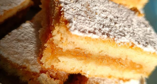 Jablečný koláč posypaný cukrem.