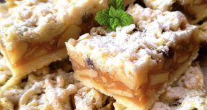 Poctivý jablečný koláč z plechu s pudinkem – křehké těsto a šťavnatá jablečná náplň