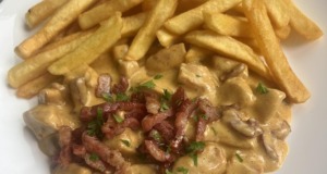 Kuřecí prsa v sýrovo-slaninové omáčce: Rychlý recept (25 minut) Kuřecí v sýrovo - slaninové omáčce.