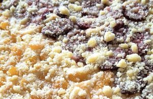 Kynutý koláč s meruňkami, švestkami, hruškami a drobenkou – voňavá klasika z babiččiny kuchyně Recept na kynutý koláč s meruňkami, švestkami, hruškami a drobenkou.