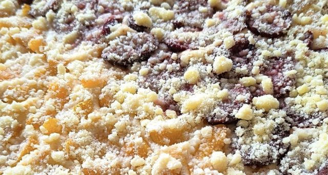 kynutý koláč (3) Recept na kynutý koláč s meruňkami, švestkami, hruškami a drobenkou.