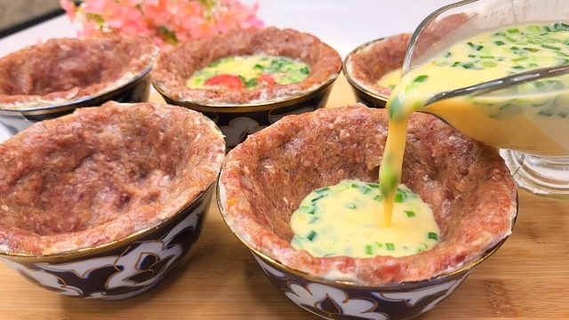 Masové košíčky se sýrem, rajčaty a vaječnou směsí – originální recept do trouby