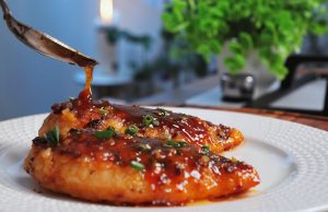 Kuřecí prsa v medovo-sojové omáčce s česnekem (šťavnatá glazura za pár minut) Kuřecí prsa v medovo-sojové omáčce s česnekem (šťavnatá glazura za pár minut)