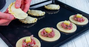 Masové taštičky z listového těsta se sýrem – rychlé slané pohoštění hotové za 30 minut