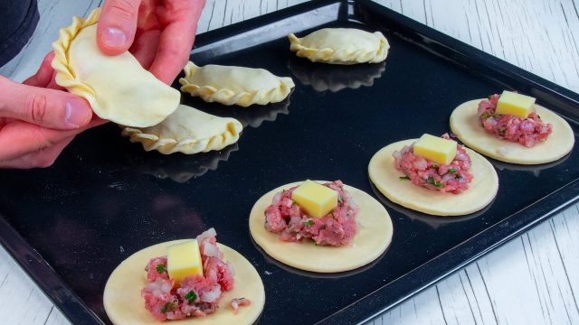 Masové taštičky z listového těsta se sýrem – rychlé slané pohoštění hotové za 30 minut