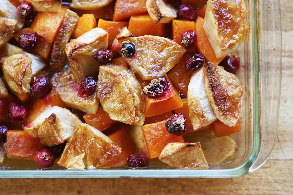 Pečená dýně s jablky a brusinkami – jednoduchý a barevný podzimní recept