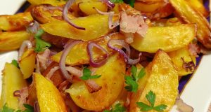 Pečené brambory s anglickou slaninou a česnekem: Rychlý recept na křupavé brambory, ideální jako hlavní chod Pečené brambory s česnekem, červenou cibulí a slaninou: Křupavá klasika z jednoho plechu