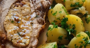 Pečený nadívaný bůček s bramborami a kyselou okurkou – poctivá česká klasika