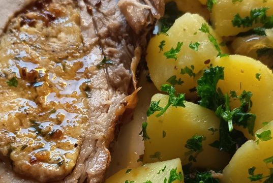 Pečený nadívaný bůček s bramborami: Recept na křupavou kůrčičku a šťavnatou masovou nádivku