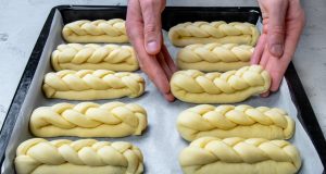 Jednoduchý recept na skvělé domácí houstičky plněné sýrovou náplní! Jednoduchý recept na skvělé domácí houstičky plněné sýrovou náplní!