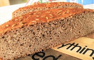 Hledáte inspiraci na domácí pečivo: Jednoduchý recept na domácí špaldový chléb se semínky!