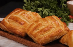 Jednoduchý recept na skvělé slané pohoštění: Kapsičky plněné šunkou a sýrem!