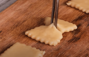 Připravte si tyto chutné smažené sušenky v cukrovém obalu připravené na pánvi!