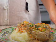 Recept na šťavnatá kuřecí stehna na vínu, másle a smetaně!
