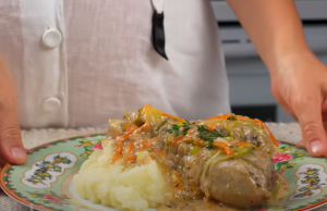 Recept na šťavnatá kuřecí stehna na vínu, másle a smetaně! Recept na šťavnatá kuřecí stehna na vínu, másle a smetaně!