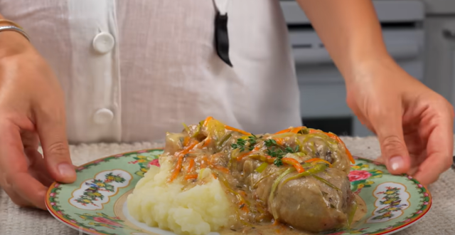 Recept na šťavnatá kuřecí stehna na vínu, másle a smetaně!