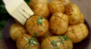 Pečené brambory na másle a česneku – křupavá a voňavá příloha, kterou si zamilujete Příloha, kterou si zamilujete - Vynikající pečené brambory na másle a česneku!