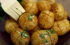 Pečené brambory na másle a česneku – křupavá a voňavá příloha, kterou si zamilujete Příloha, kterou si zamilujete - Vynikající pečené brambory na másle a česneku!