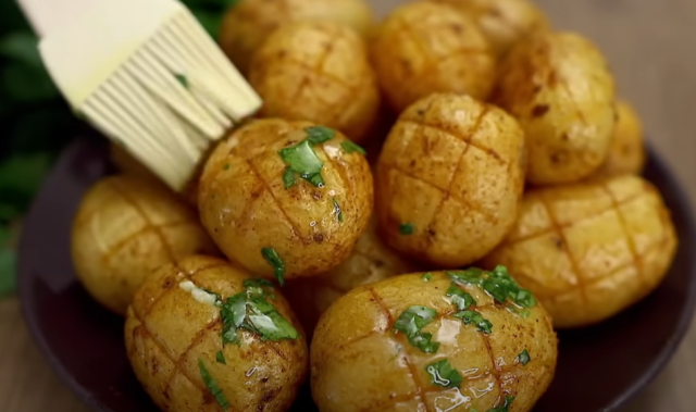 Příloha, kterou si zamilujete - Vynikající pečené brambory na másle a česneku!