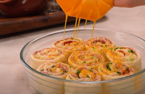 Slaní šneci z listového těsta se šunkou a sýrem – klasika hotová za 25 minut Slaní šneci z listového těsta se šunkou a sýrem – klasika hotová za 25 minut