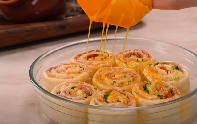 Slaní šneci z listového těsta se šunkou a sýrem – klasika hotová za 25 minut