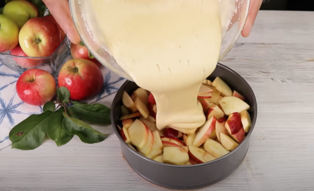 Snadný jablečný koláč z pár surovin – voňavý, nadýchaný a plný jablek!