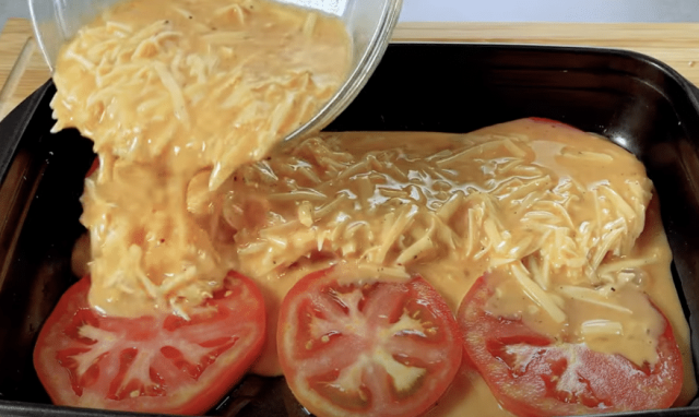 Zapečená rajčata se sýrem a vejci – rychlá večeře z pár surovin Zapečená rajčata se sýrem a vejci – rychlá večeře z pár surovin