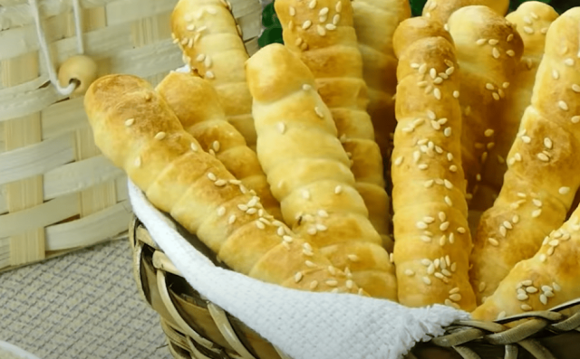 Šunkové tyčinky z listového těsta – rychlé a chutné pohoštění Šunkové tyčinky z listového těsta – rychlé a chutné pohoštění