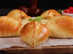 Kynuté sýrové hvězdy plněné salámem