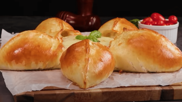 Kynuté sýrové hvězdy plněné salámem