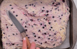 Nadýchaný rybízový koláč z kefíru: jednoduchý moučník ke kávě