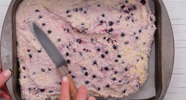 Nadýchaný rybízový koláč z kefíru: jednoduchý moučník ke kávě