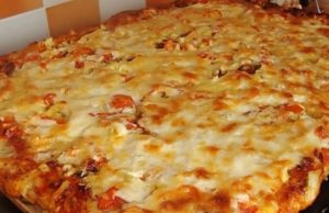 Rychlá domácí pizza se sýrem a majonézou – hotová za 25 minut