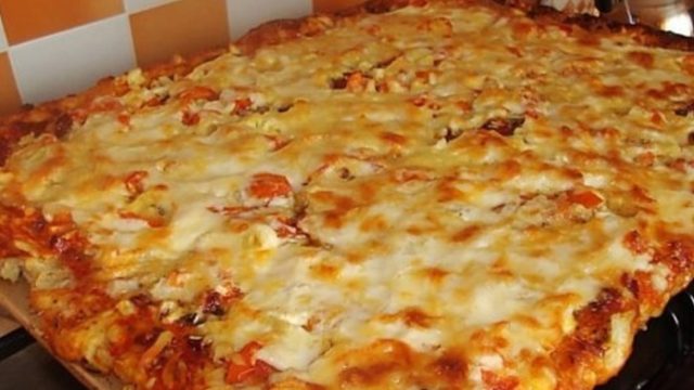 Rychlá domácí pizza se sýrem a majonézou – hotová za 25 minut Rychlá domácí pizza se sýrem a majonézou – hotová za 25 minut