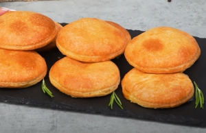 Rajčata s mozzarellou stačí jednoduše zabalit do listového těsta – Inspirace na pohoštění!