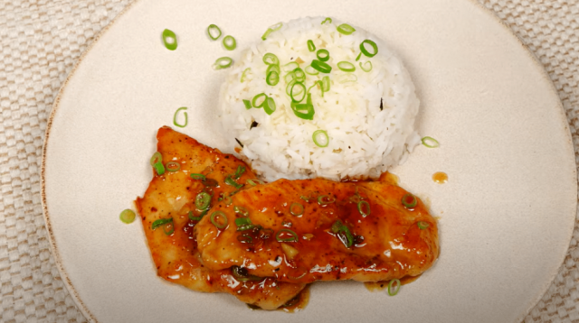 Kuřecí plátky na sladký způsob: Rychlý oběd s medovou omáčkou Kuřecí plátky na sladký způsob: Rychlý oběd s medovou omáčkou