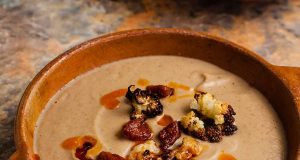 Pečená květáková polévka s chorizem – jednoduchý a krémový recept