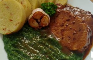 Vepřová kýta na česneku s bramborovo-slaninovým knedlíkem a špenátem