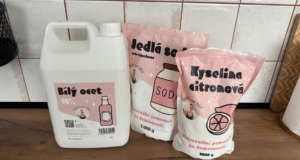 Tři super-suroviny, které nahradí půlku drogerie: Úklid s jedlou sodou, octem a citronem Bílý ocet, jedlá soda a kyselina citronová – přírodní čisticí prostředky.
