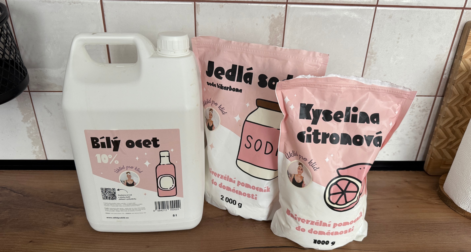 Bílý ocet, jedlá soda a kyselina citronová – přírodní čisticí prostředky.