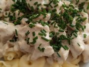 Těstoviny s nivovou omáčkou.