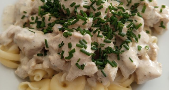 Těstoviny s nivovou omáčkou.