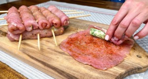 Vepřové rolky plněné koprovým máslem s pečenými bramborami – domácí recept Vepřové rolky plněné koprovým máslem s pečenými bramborami – domácí recept