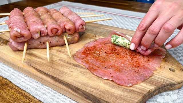 Vepřové rolky plněné koprovým máslem s pečenými bramborami – domácí recept